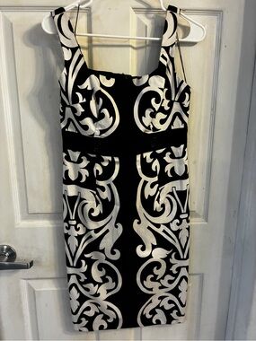 Signature London Style Classic Black & White Scroll-Print Sheath Dress, Size: 4